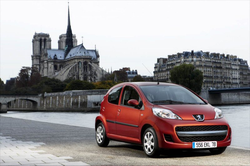 Peugeot 107 1.0-12V XS 2010 - voorkant