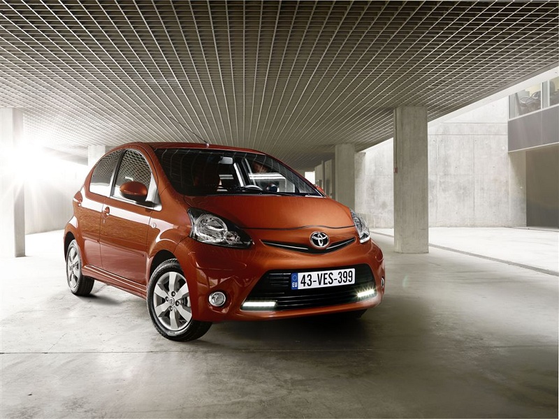 Toyota Aygo 1.0 VVT-i Comfort 2012 - voorkant
