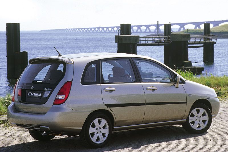Foto van Suzuki Liana