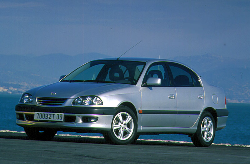 Toyota Avensis 1.6 Sol 1999 - voorkant