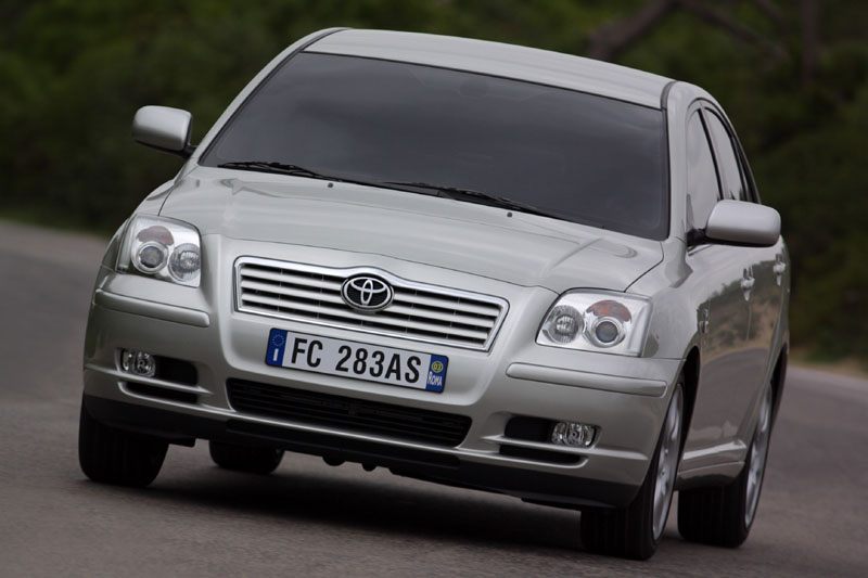 Toyota Avensis 2.0 VVTi Executive 2003 - voorkant