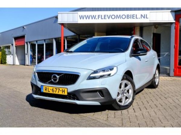 Volvo V40 Cross Country 1.5 T3 Nordic+ 2018 - voorkant