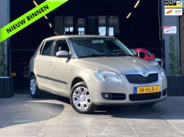 Skoda Fabia 1.4-16V Ambiente 2009 - voorkant