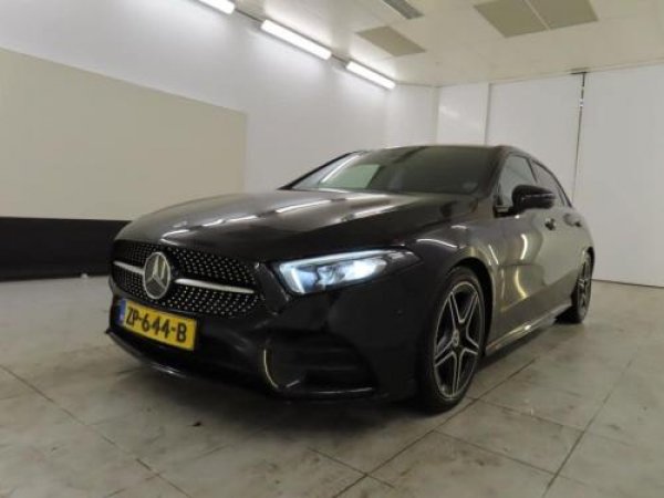 Mercedes-Benz A-klasse 180 Business Solution AMG Night Upgrade 2019 - voorkant