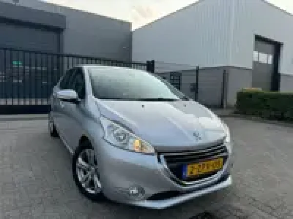 Peugeot 208 1.6 BlueHDi Blue Lease Executive 2015 - voorkant