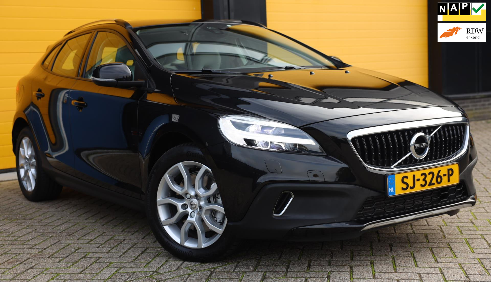 Volvo V40 Cross Country 2.0 T3 Nordic+ / NAP / 152 PK / Cruise Control / Navi / Ecc / Elek Pakket / Stoelverwarming / Led / Pdc 2018 - voorkant