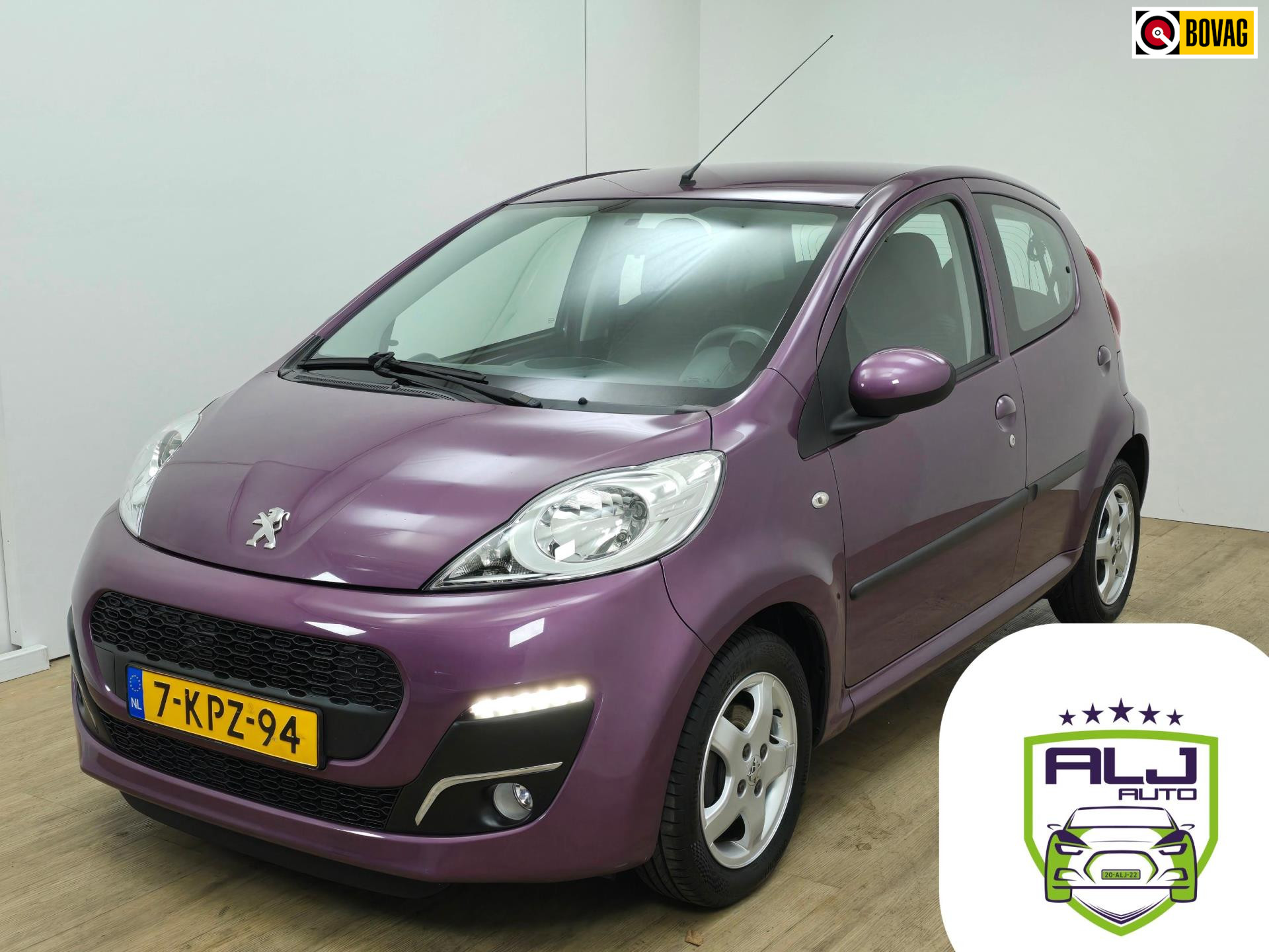 Peugeot 107 Occasion 1.0 Active leuke kleur met airco en sportvelgen | Radio met aux | Tweedehands Peugeot 107 paars | Dagrijled 2013 - voorkant