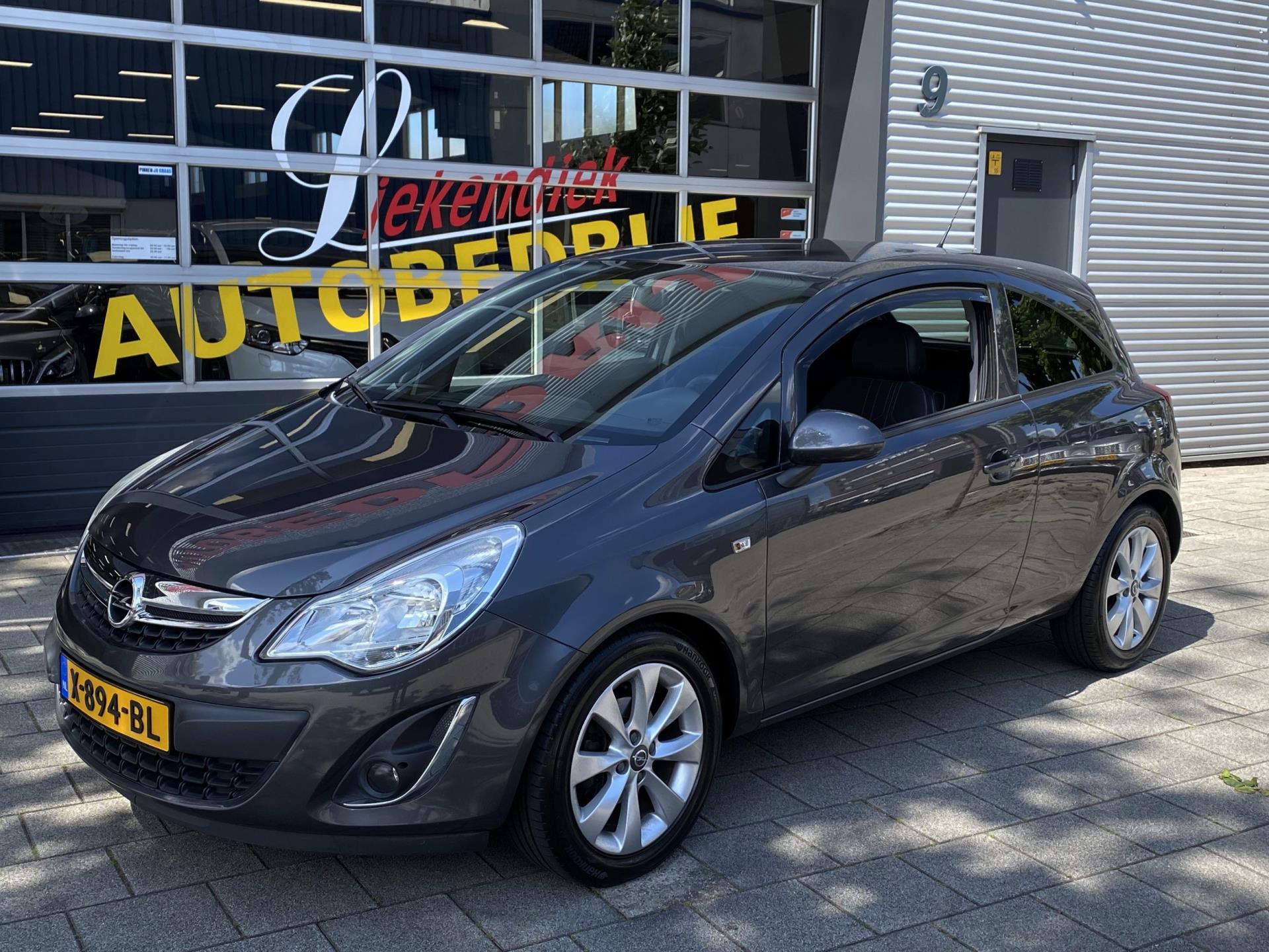 Opel Corsa 1.4-16V Cosmo - Airco I PDC I Sport velgen I 1/2 Leer I Comfort pakket I Dealer onderhouden 2012 - voorkant