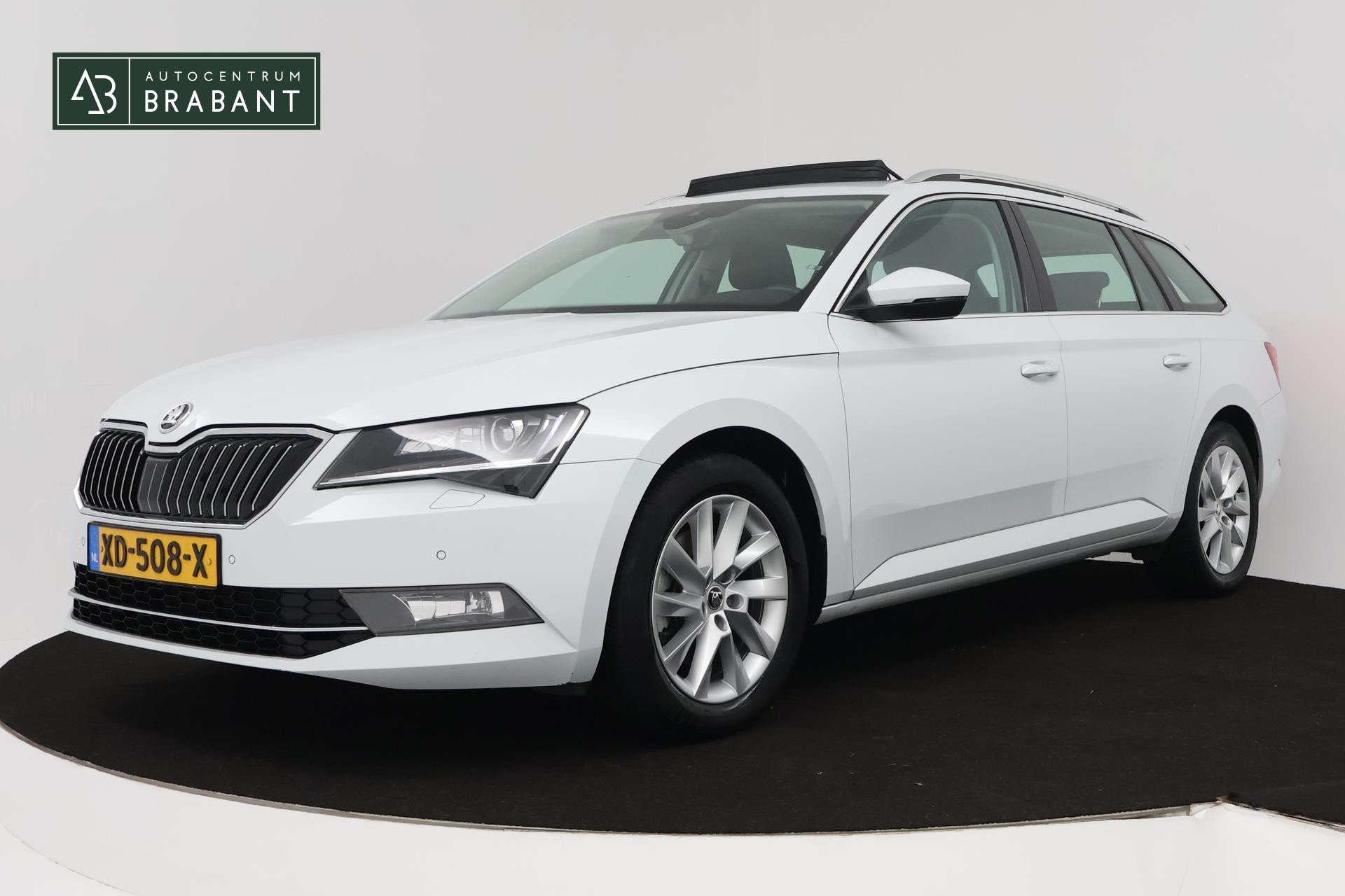 Skoda Superb Combi 1.5 TSI ACT Ambition Business (PANORAMADAK, STOELVERWARMING, TREKHAAK, ELEKTR STOELEN, NAVIGATIE, NL-AUTO) 2018 - voorkant
