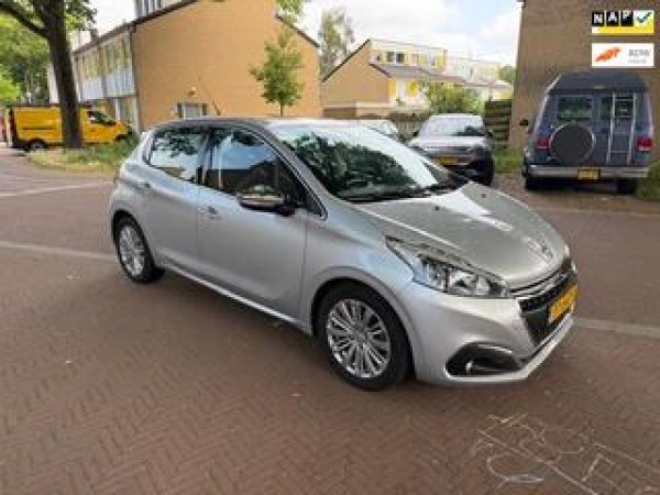 Peugeot 208 1.2 PureTech Blue Lease Executive 2017 - voorkant