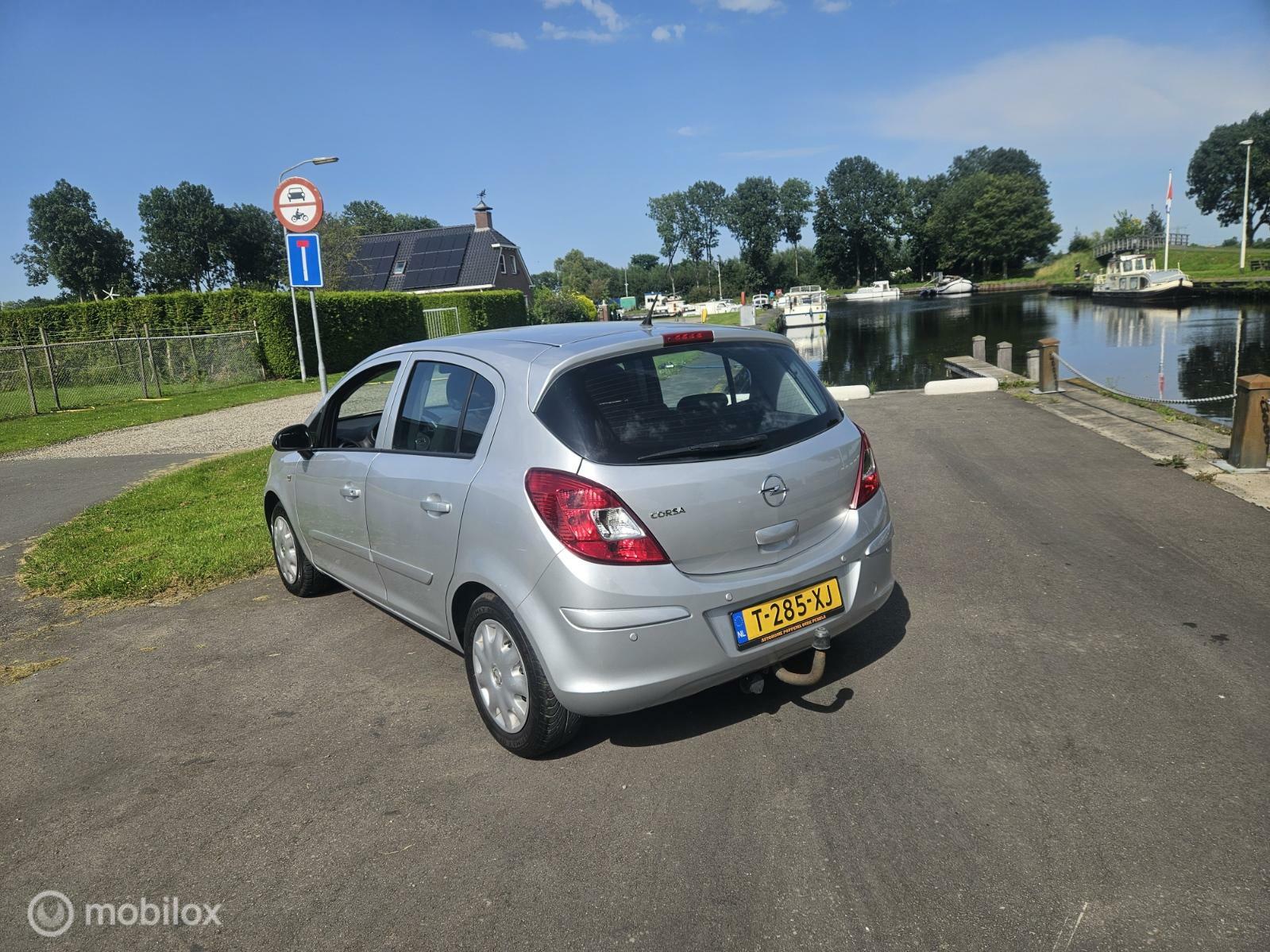 Opel Corsa 1.2-16V Cosmo5drs airco el ramen nwe apk!!! 2010 - voorkant