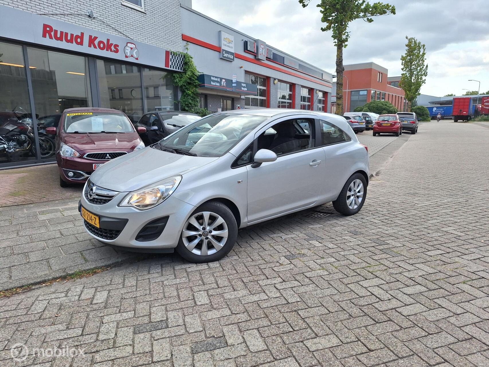 Opel Corsa 1.2 ECOFLEX SELECTION / Airco/ Trekhaak / 2013 - voorkant