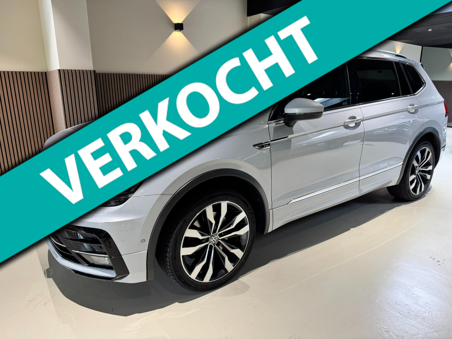 Volkswagen Tiguan 2.0 TSI 4Motion R-LINE | PANO | CAMERA | TREKHAAK |LINE-ASSIST | BTW AUTO 2018 - voorkant