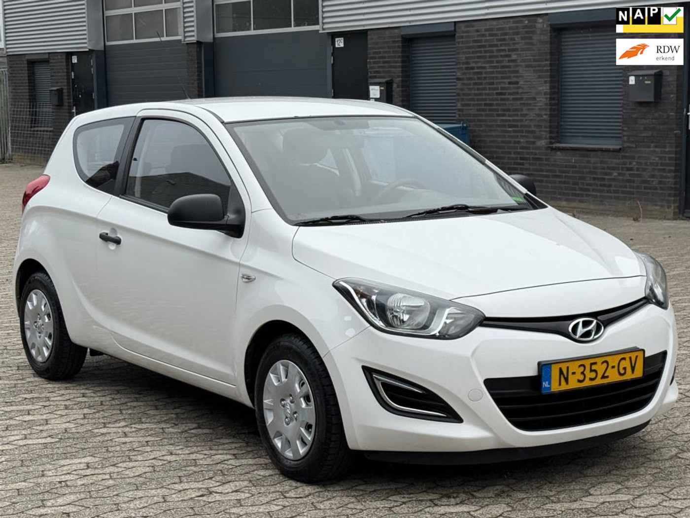 Hyundai I20 1.2i i-Motion AIRCO TREKHAAK PDC nieuw APK, BOEKJES 2014 - voorkant