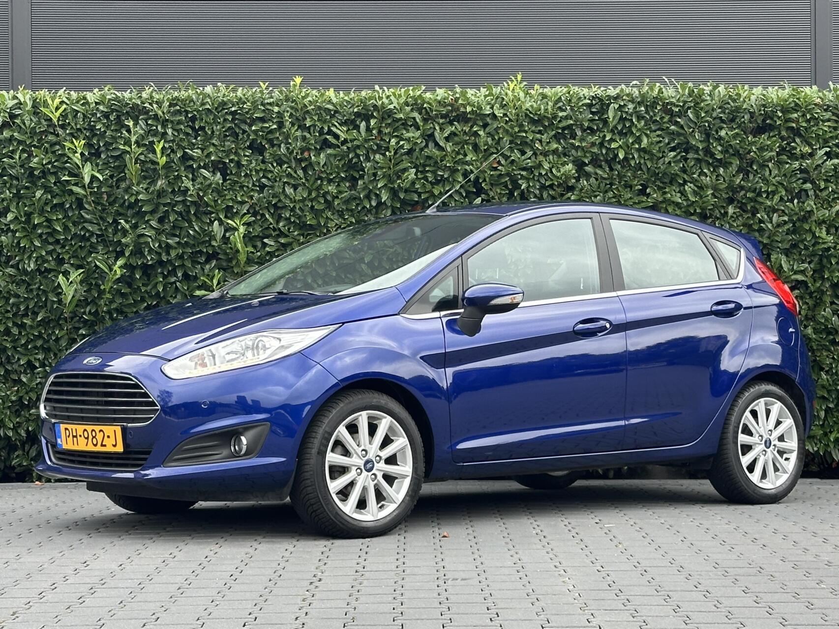Ford Fiesta 1.0 EcoBoost TITANIUM, NL AUTO, NAP LOGISCH, ECC-AIRCO, NAVI, CRUISE, PDC, LICHTMETAAL 16" 2017 - voorkant