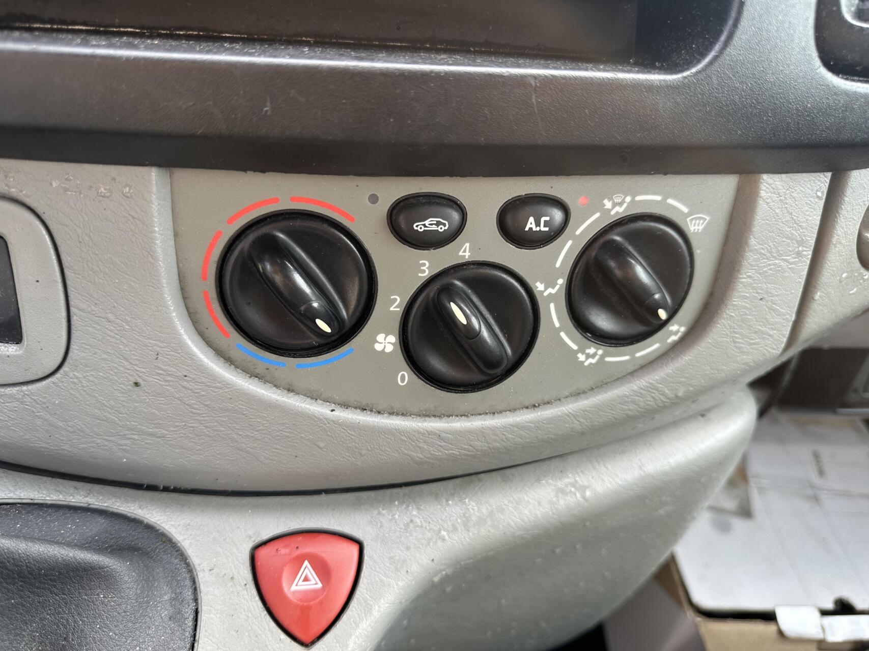 Foto van Renault Trafic 1200 L2h1 2.5 Dci 135