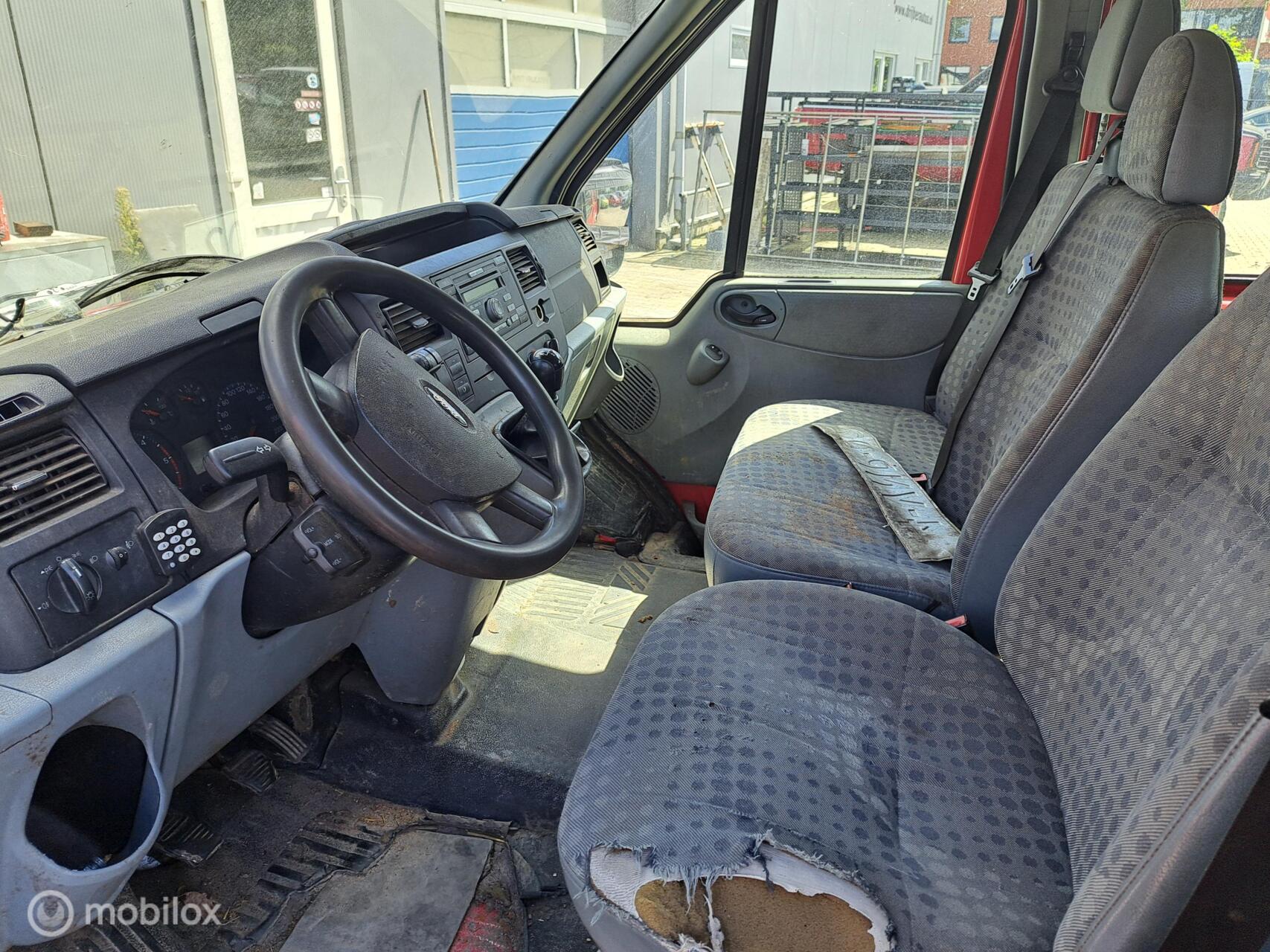 Foto van Ford Transit 330l CDCLB 115dpf 4,27