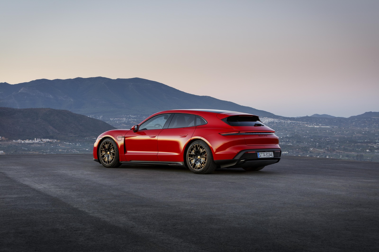 Foto van Porsche Taycan Sport Turismo