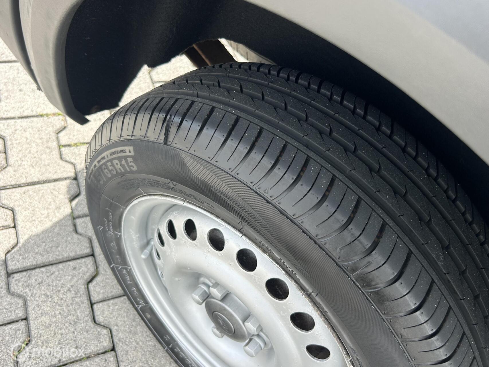 Foto van Ford Transit Connect 200s LR Van 1.8td 66