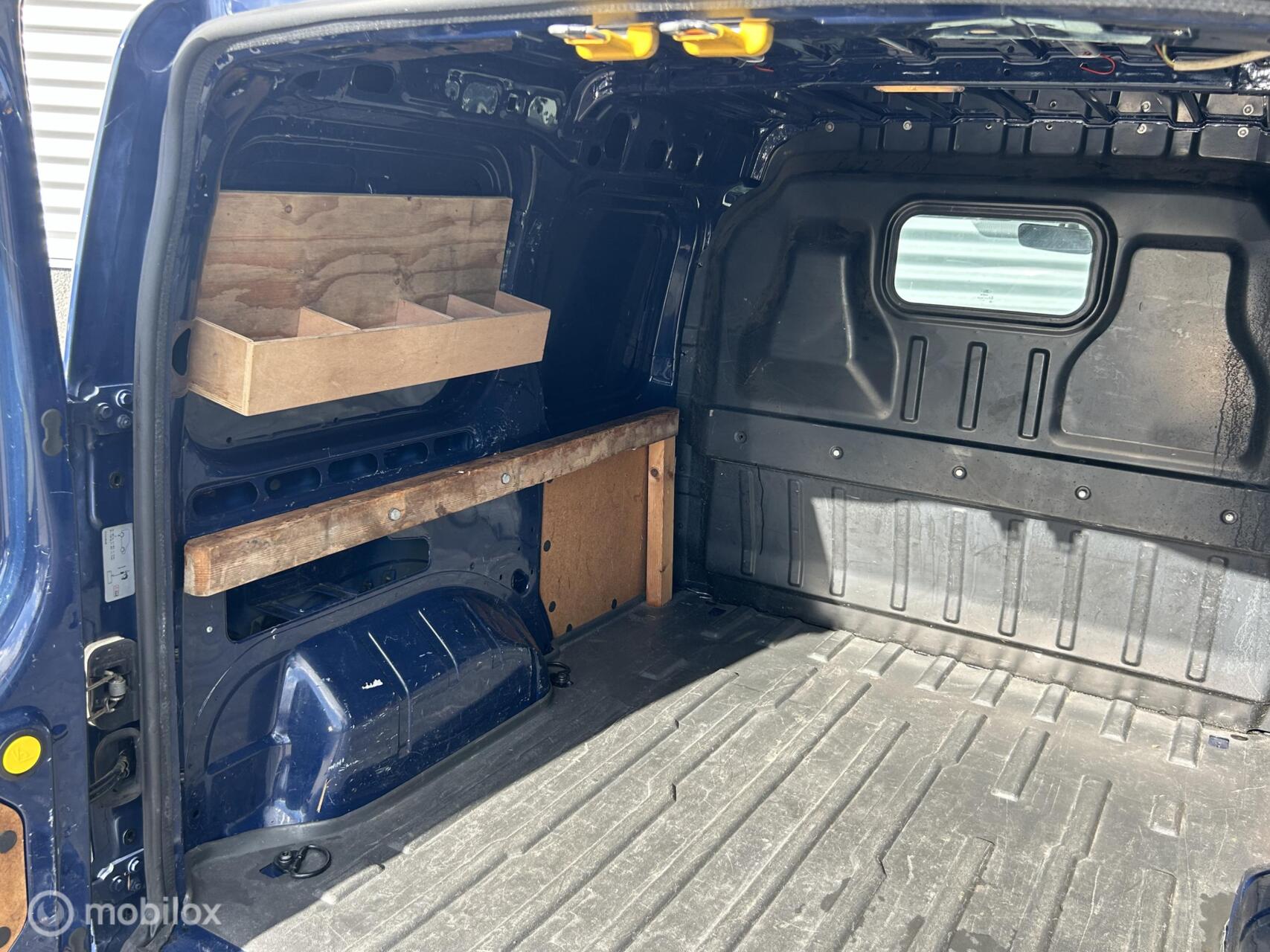 Foto van Ford Transit Connect 200s LR Van 1.8td 66