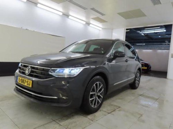 Volkswagen Tiguan 1.5 TSI Life Business 2021 - voorkant