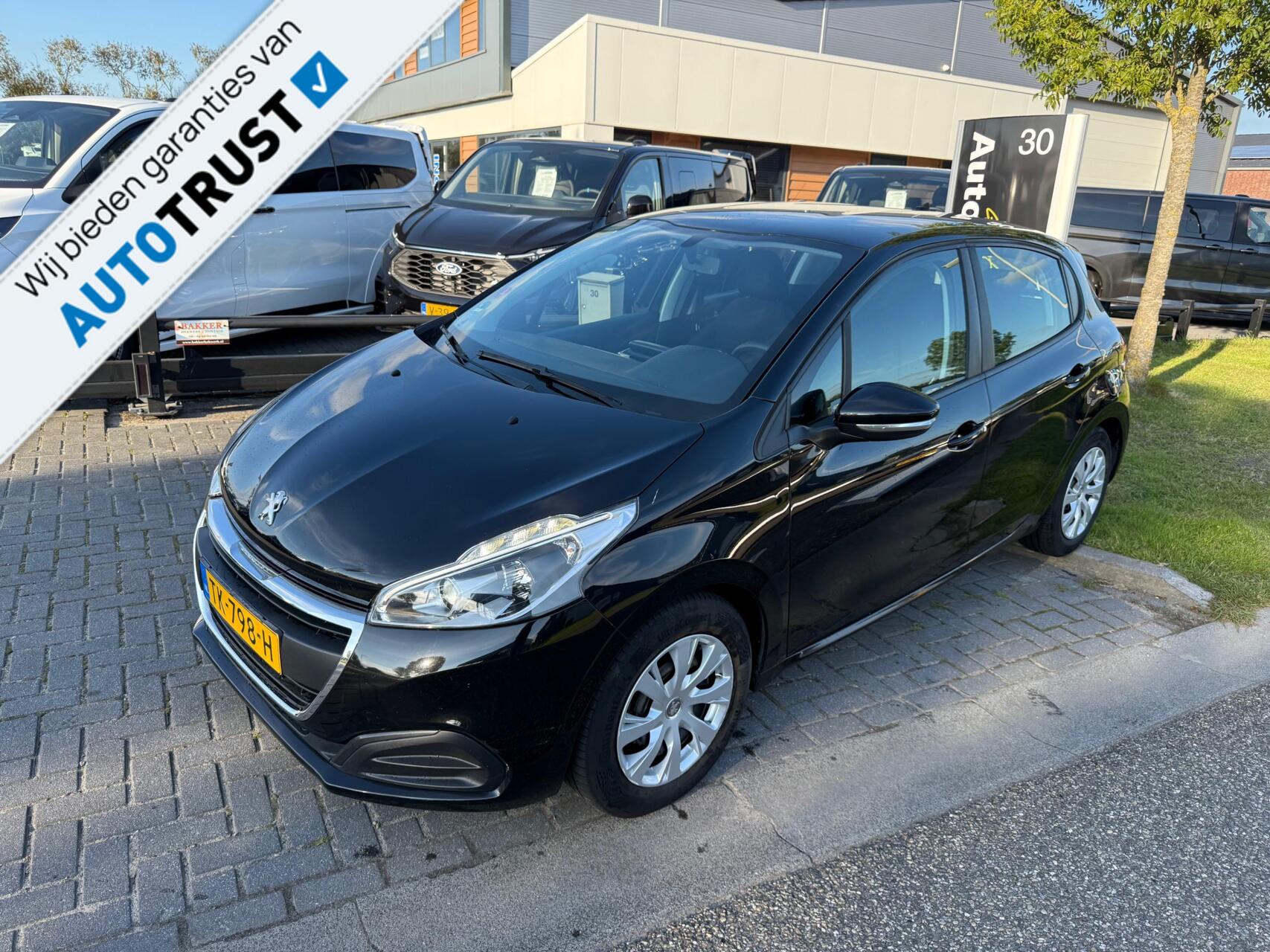 Peugeot 208 1.2 PureTech Signature NAVI,TREKHAAK,CRUISE 2018 - voorkant