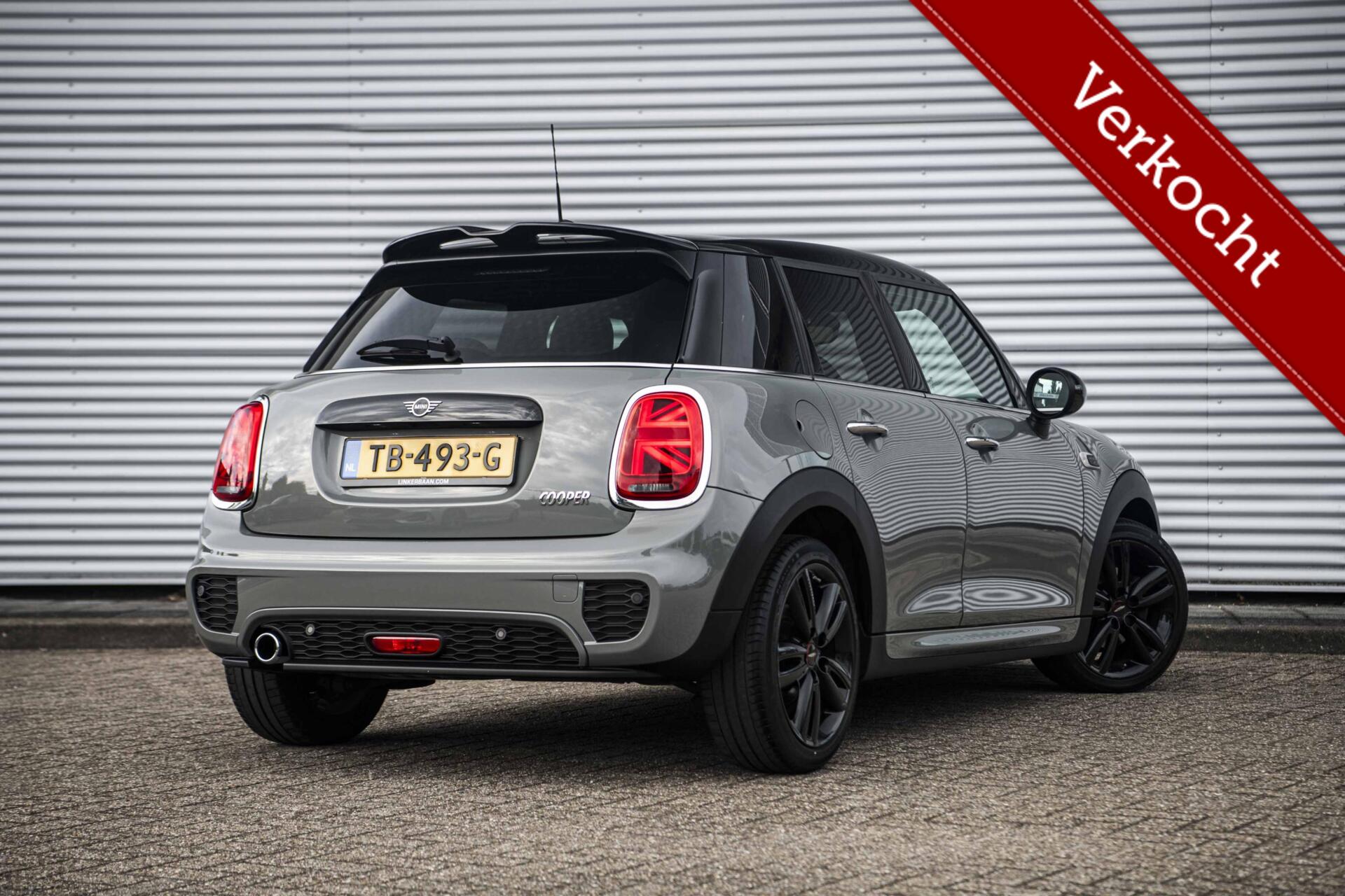 Mini Cooper 1.5 | JCW | Navigatie | Stoelverwarmig | Apple Carplay | PDC | 17 inch | NL Auto | 2018 - voorkant