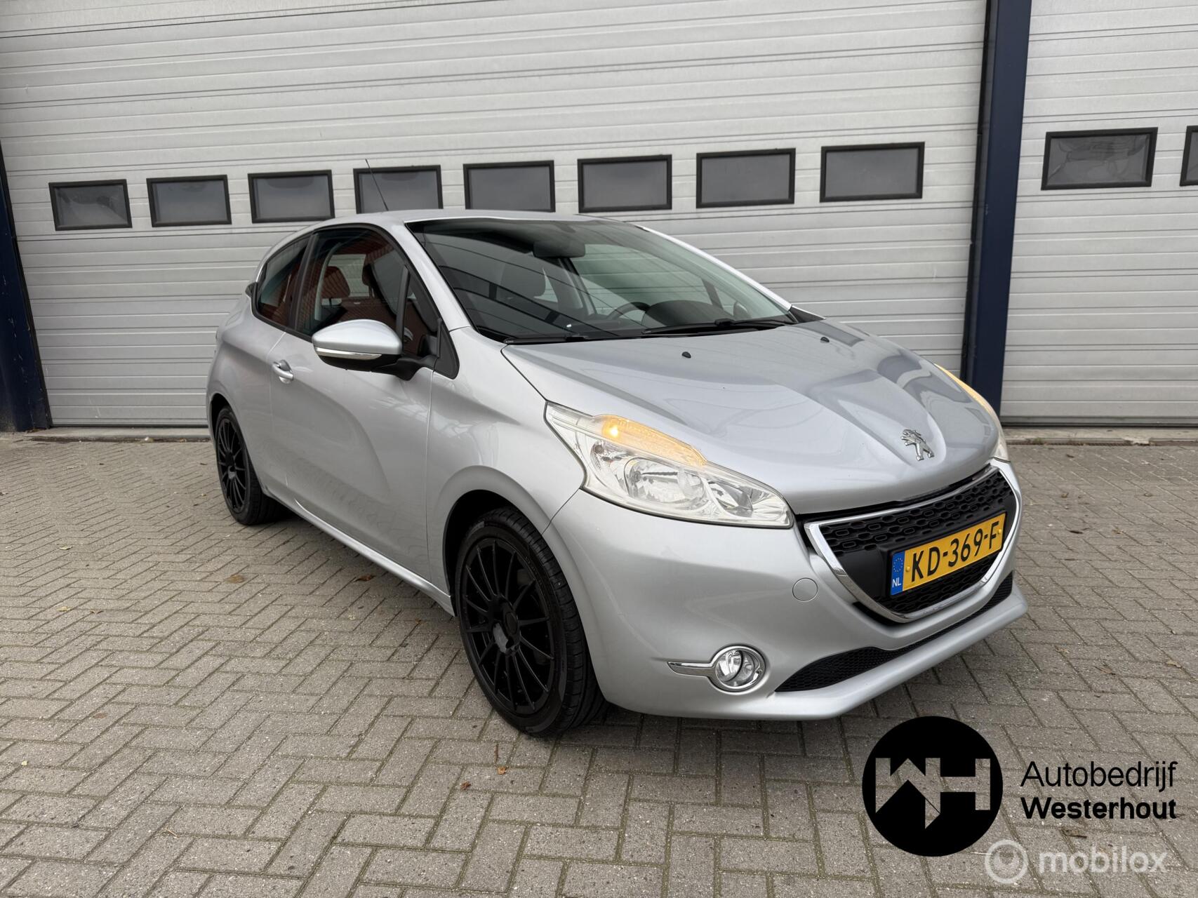 Peugeot 208 1.2 VTi Allure dealer onderhouden Nieuwe APK 2014 - voorkant