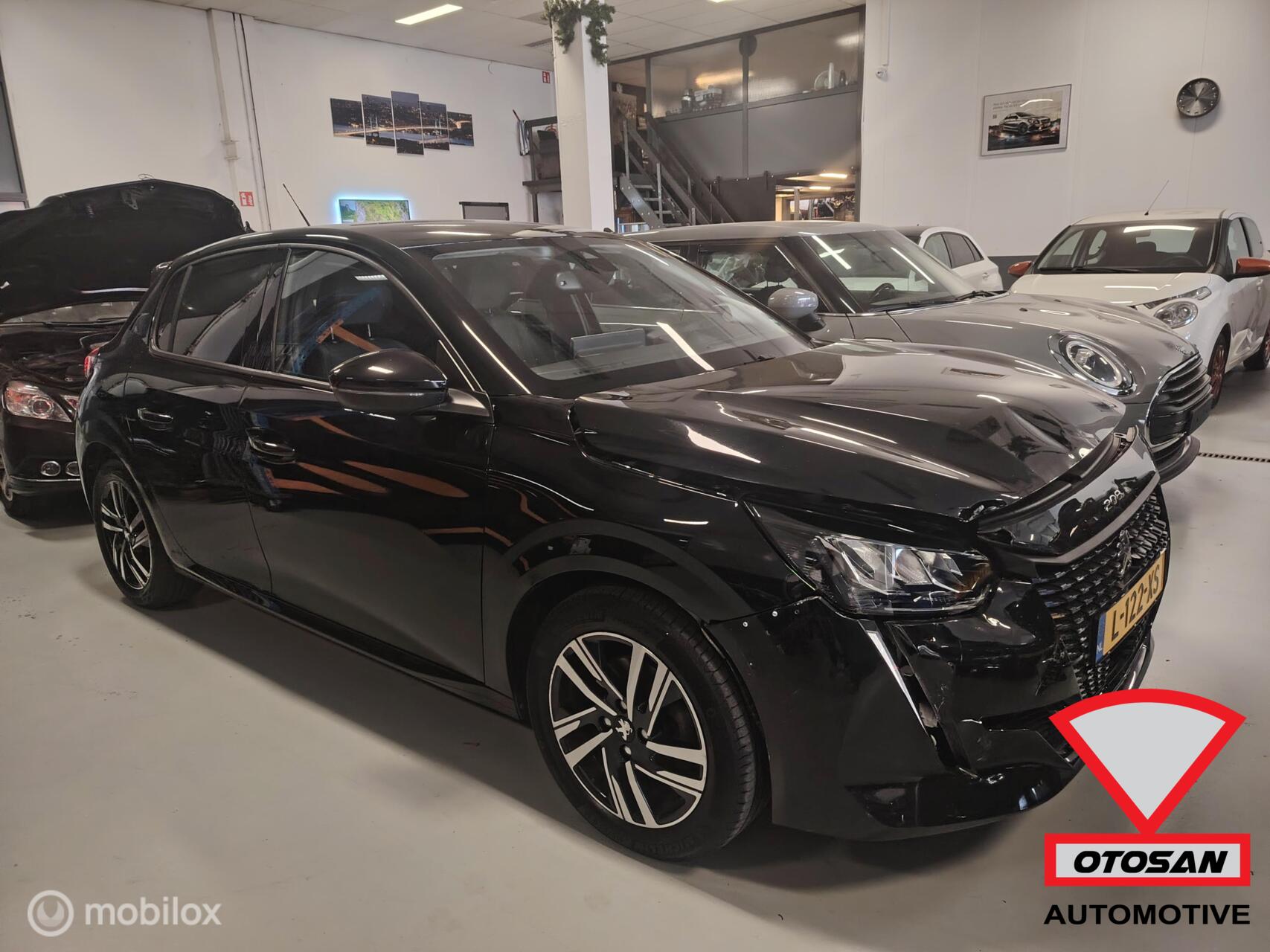 Peugeot 208 1.2 Automaat 130PK. Schade auto 2021 - voorkant