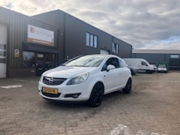 Opel Corsa 1.4-16V 2011 - voorkant