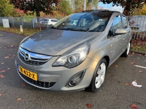 Opel Corsa 1.4-16V Cosmo 2013 - voorkant