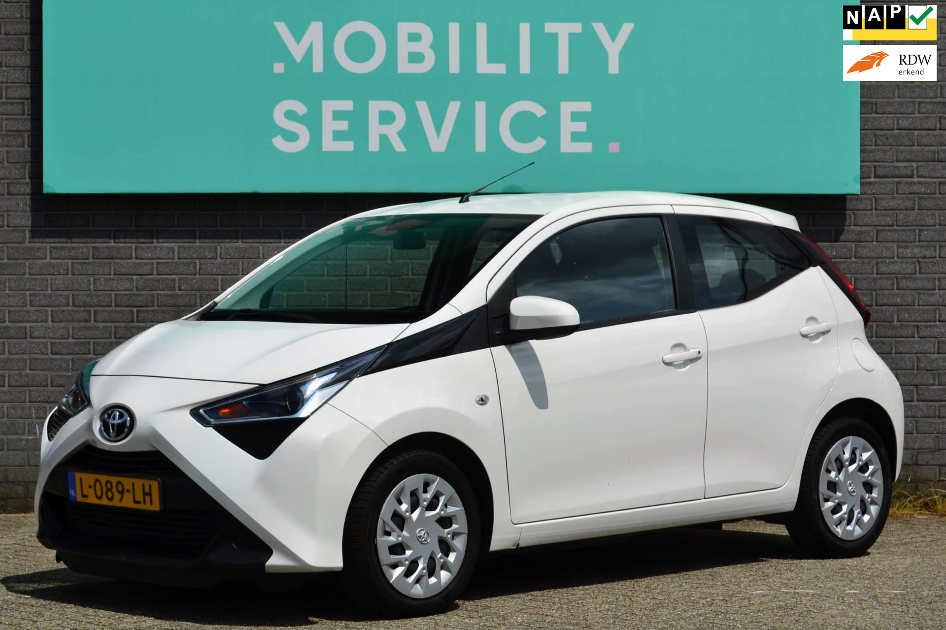 Toyota Toyota Aygo 1.0 VVT-i x-play AC Carplay Camera Cruise NAP 2021 - voorkant