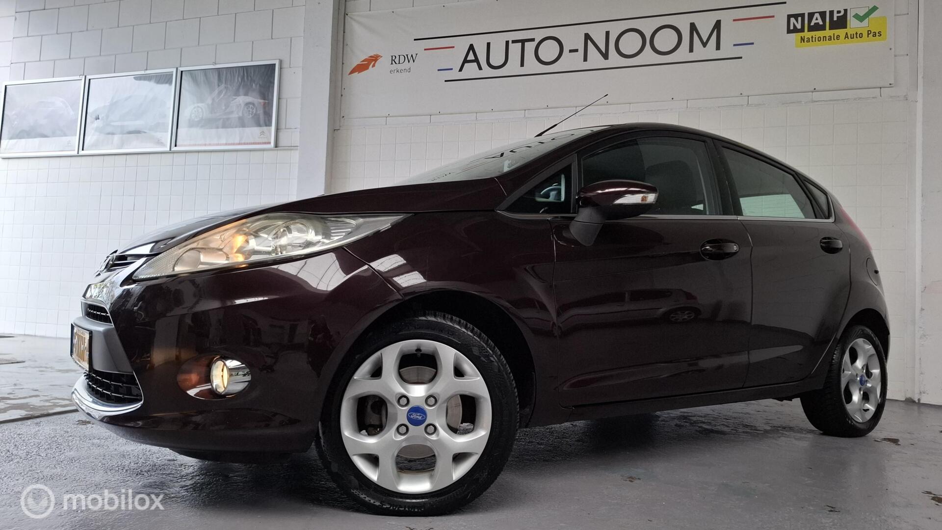 Ford Fiesta 1.25 Titanium 3EIG/NL-AUTO/NAP/AIRCO/ECC/LEDER/LM/APK 7-26 ✔️ 2010 - voorkant