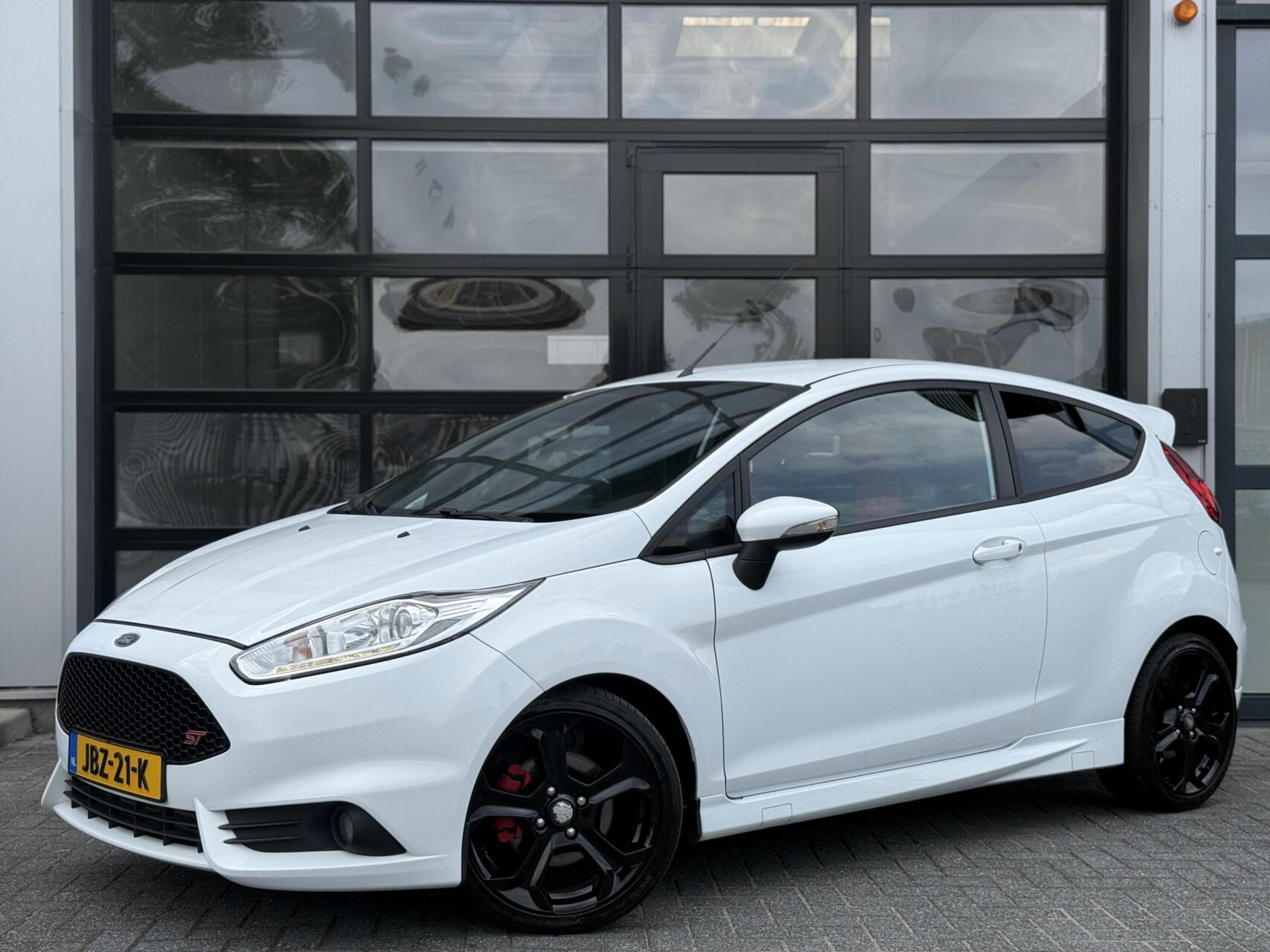 Ford Fiesta 1.6 ST2 182PK+ / Navi / Cruise / LED / Sfeer /BT 2013 - voorkant