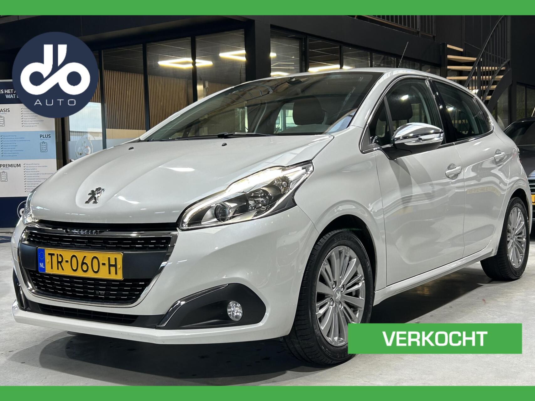 Peugeot 208 1.2 82pk 5-DRS PureTech Allure SET WINTERBANDEN GRATIS I NAVI I PDC I TREKHAAK I ORG.NL + NAP 2018 - voorkant