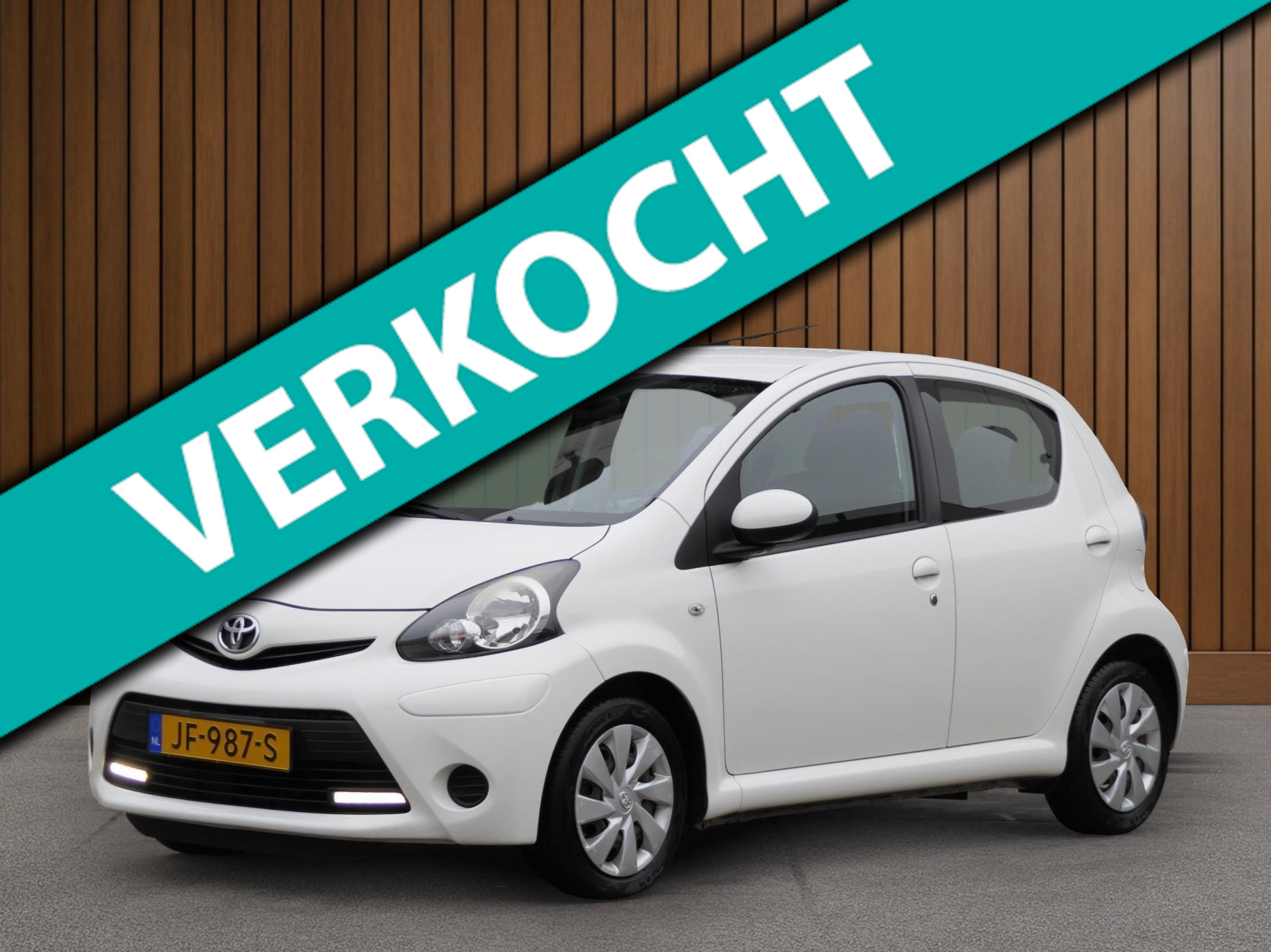 Toyota Toyota Aygo 1.0 VVT-i Comfort | 5-Deurs | Bluetooth |  Airco 2013 - voorkant