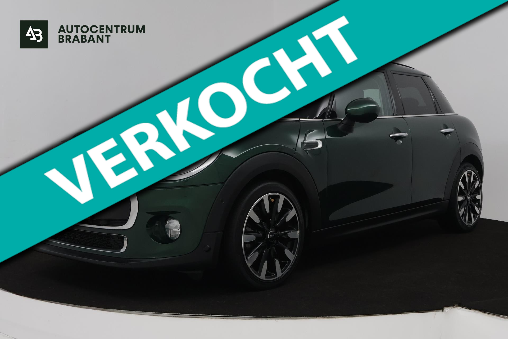 Mini Cooper 1.5 Cooper Pepper Serious Business Automaat (PANORAMADAK, NAVIGATIE, STOELVERWARMING, PARKEERSENSOREN) 2017 - voorkant