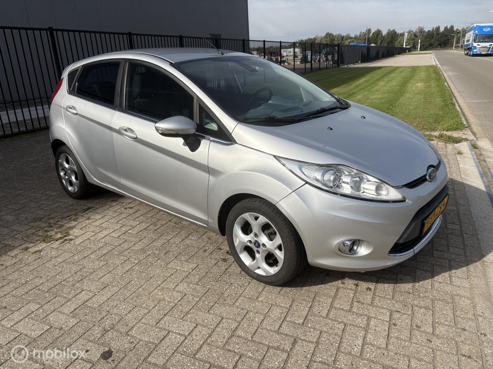 Ford Fiesta 1.25 Titanium nieuwe apk 2010 - voorkant