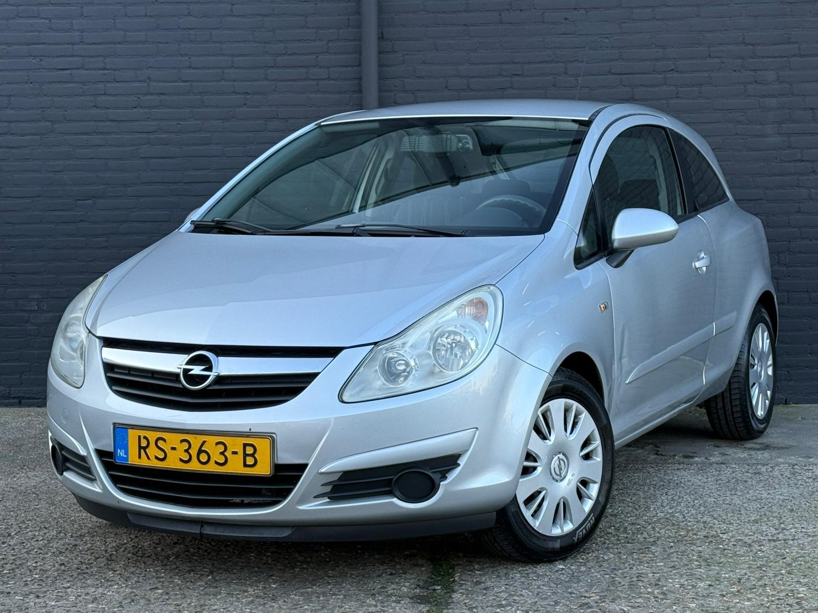 Opel Corsa 1.2-16V Essentia CAMERA | PDC | AIRCO | ELEK RAMEN | NWE APK 2007 - voorkant