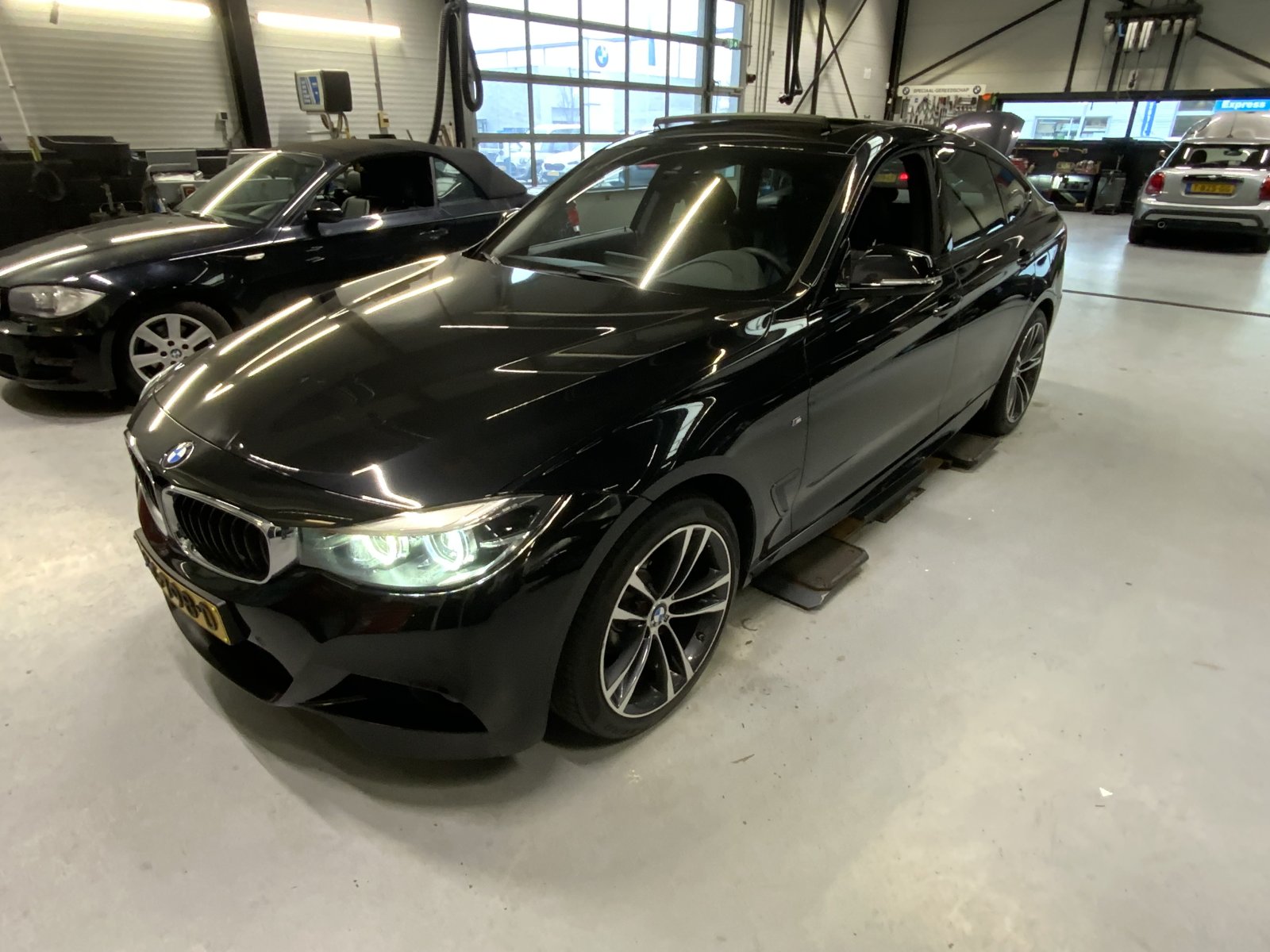 BMW 3-serie Gran Turismo 320i High Exec. 2019 - voorkant