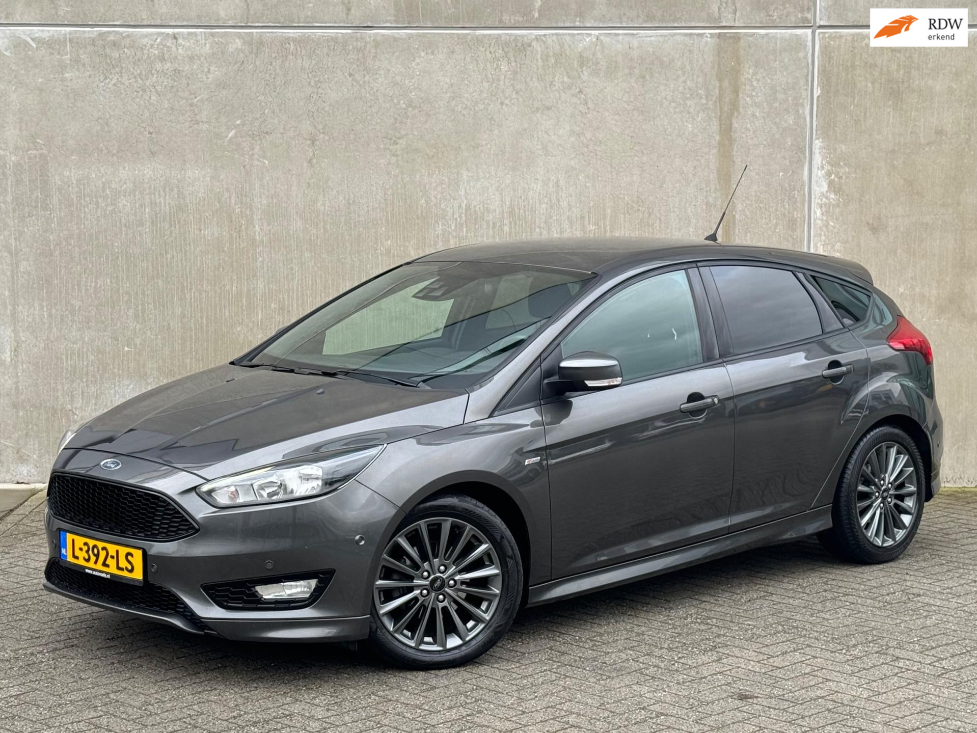 Ford Focus 1.0 ST-Line 125pk 5D 2017 Grijs NAP|NWE APK|PDC 2017 - voorkant