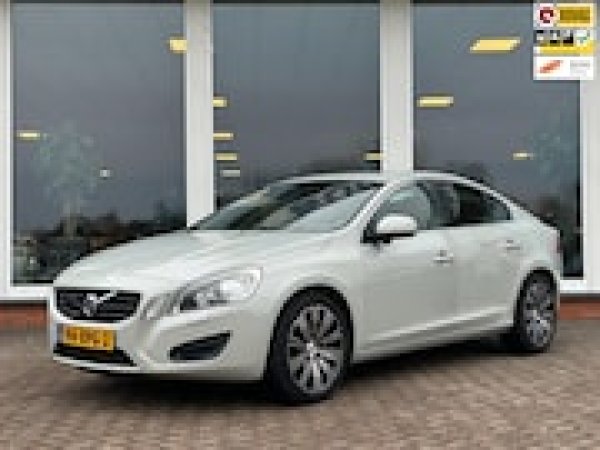 Volvo S60 1.6 T4 Momentum 2012 - voorkant