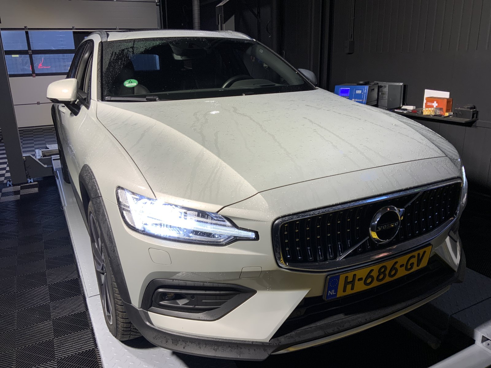 Volvo V60 Cross Country 2.0 T5 AWD Pro 2020 - voorkant