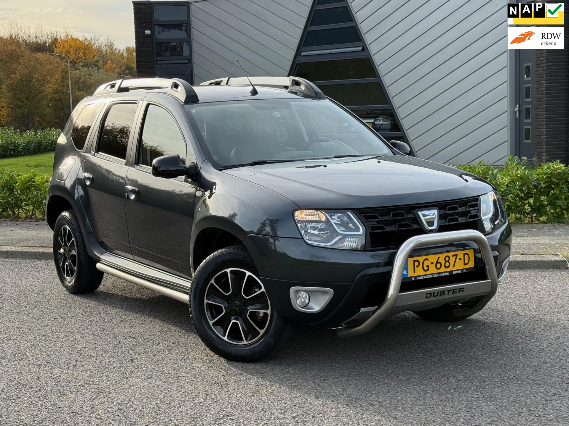 Dacia Duster 1.2 TCe 4x2 Blackshadow | Navi | Cruise | Trekahaak | 2017 - voorkant