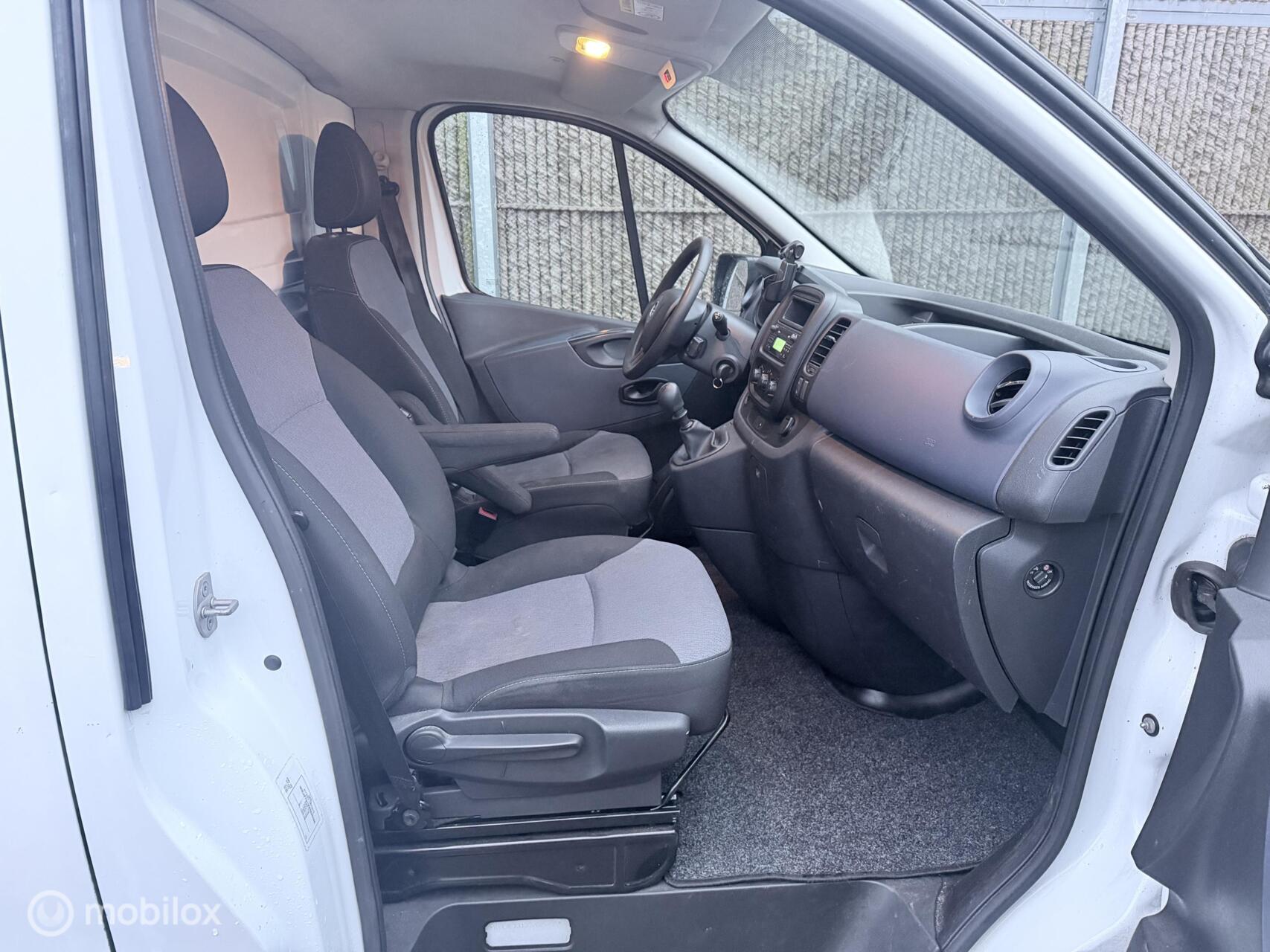 Foto van Opel Vivaro-b