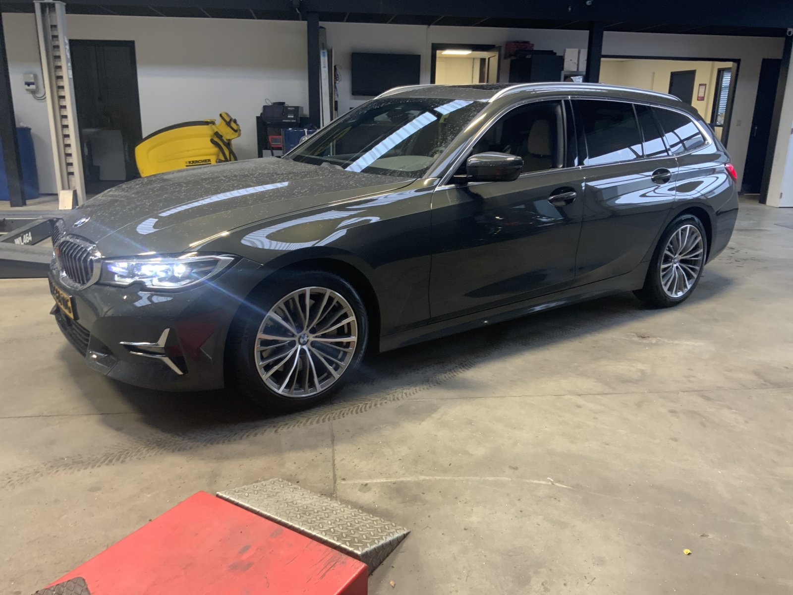 BMW 3-serie Touring 330i High. Ex. Ed. 2020 - voorkant