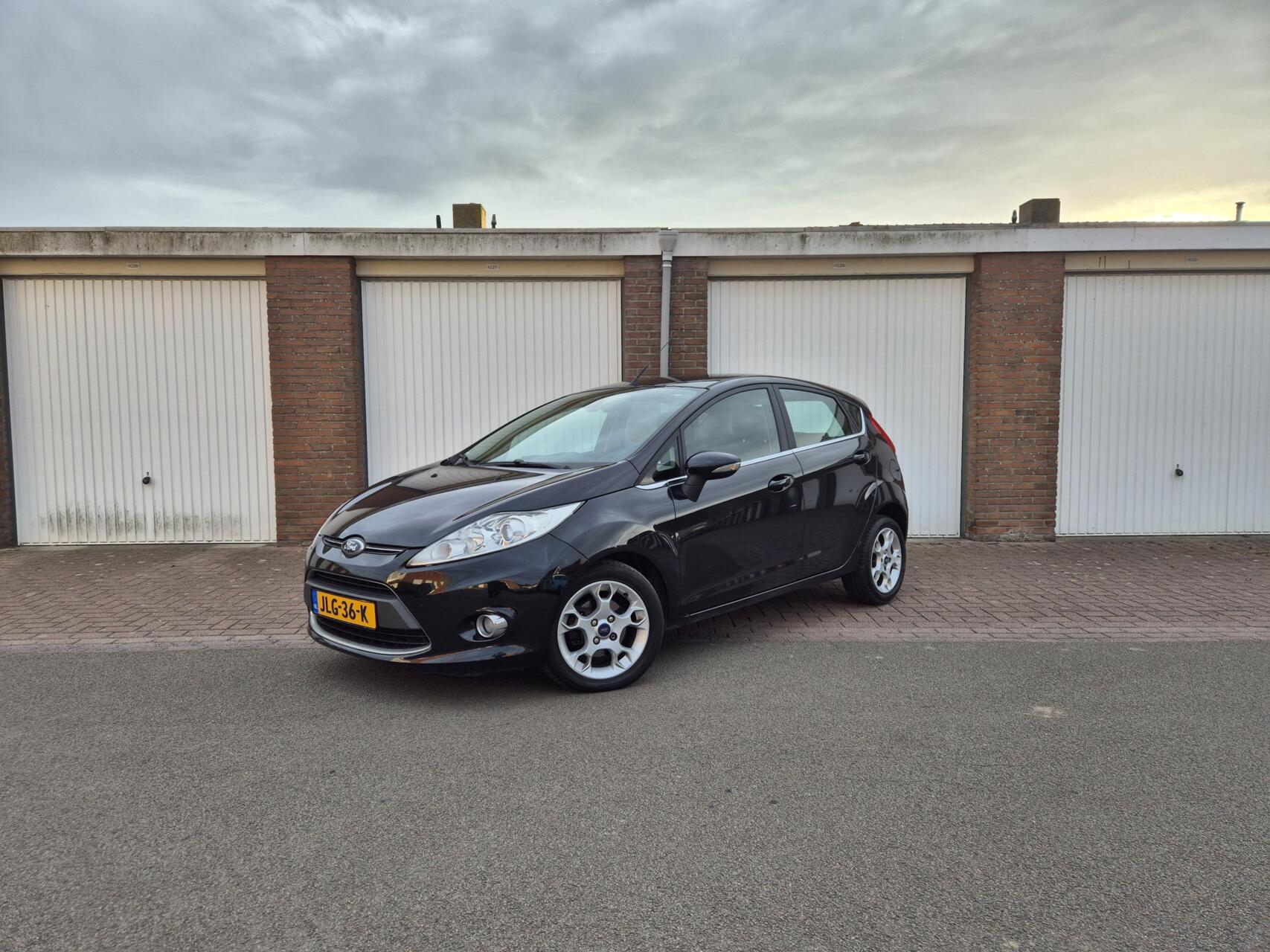 Ford Fiesta 1.25 Titanium / Dealeronderhouden / Voorruitverwarming / Stoelverwarming 2012 - voorkant