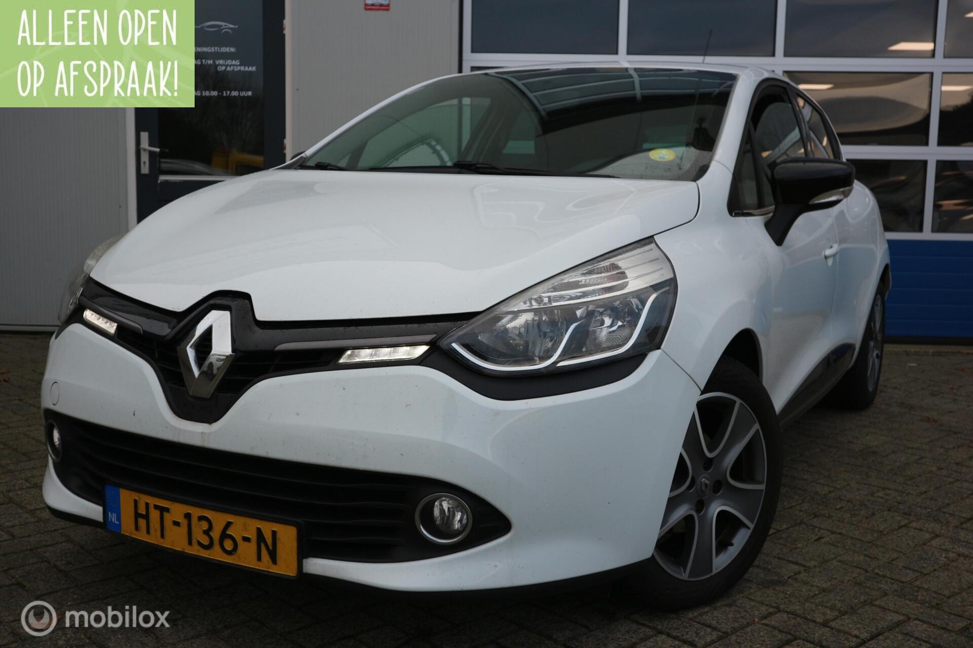 Renault Clio 1.5 dCi ECO Night&Day BJ / 30-12-2015 / NL-AUTO 2015 - voorkant
