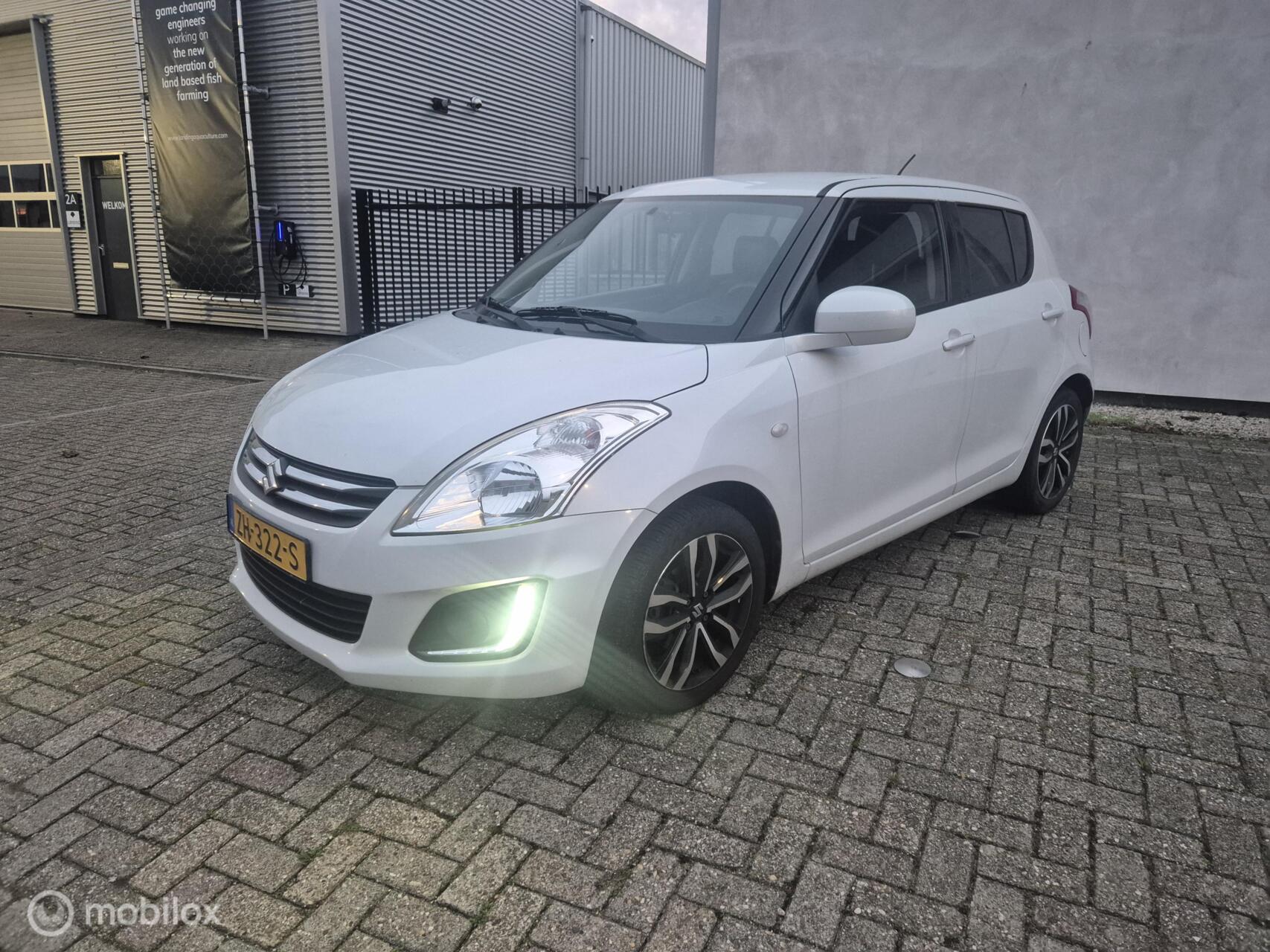 Suzuki Swift 1.2 Exclusive EASSS 2015 - voorkant