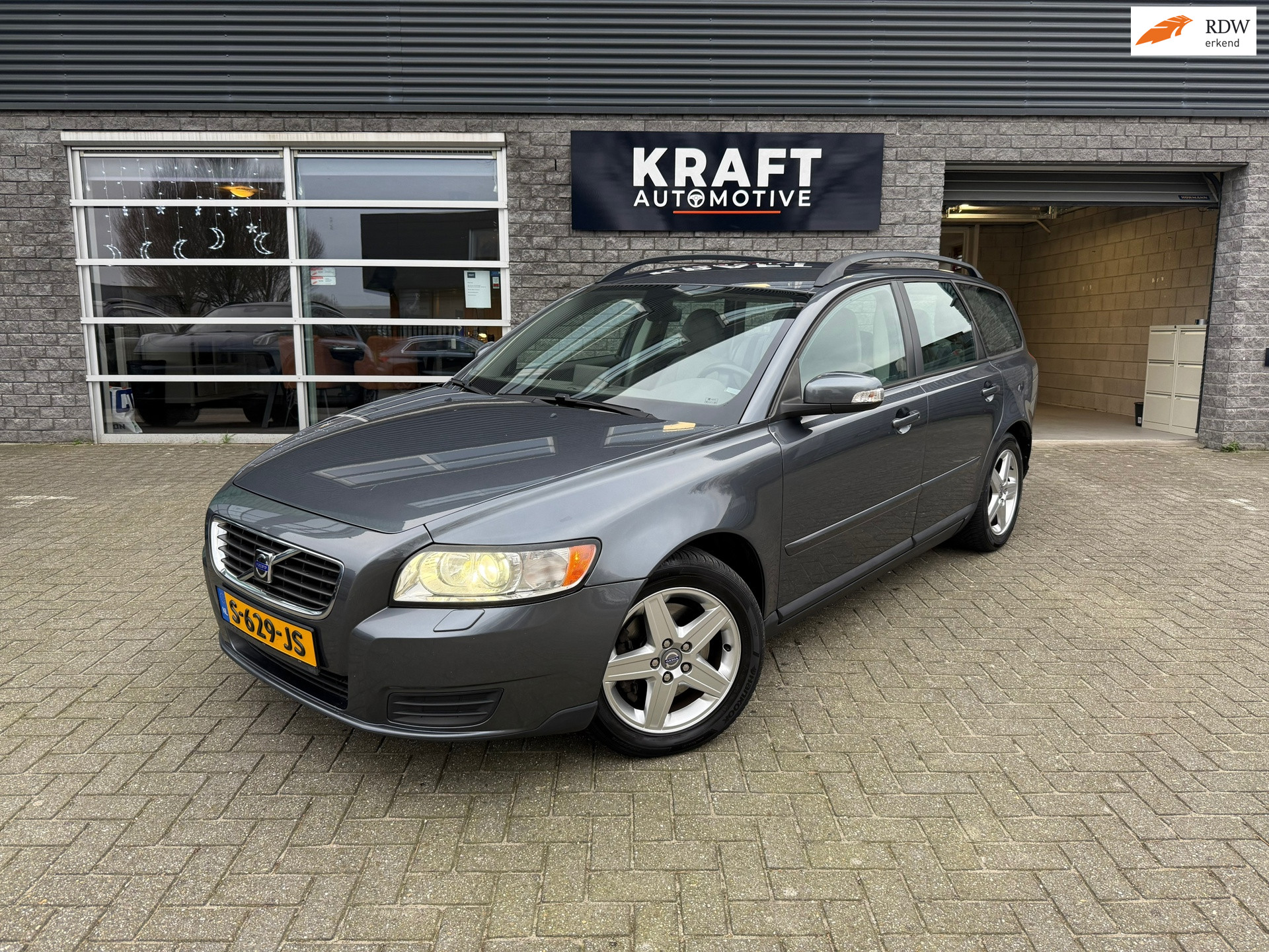 Volvo V50 2.4i | Youngtimer | Distributie vervangen | Top onderhouden! | Cruise | Navi | Winterpakket | Media | Clima | 2009 - voorkant